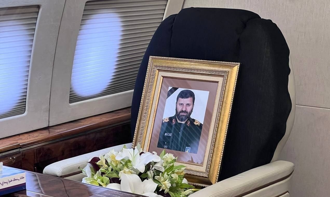 تصاویری تلخ از صندلی خالی شهید رییسی و شهید موسوی در هواپیمای ریاست جمهوری
