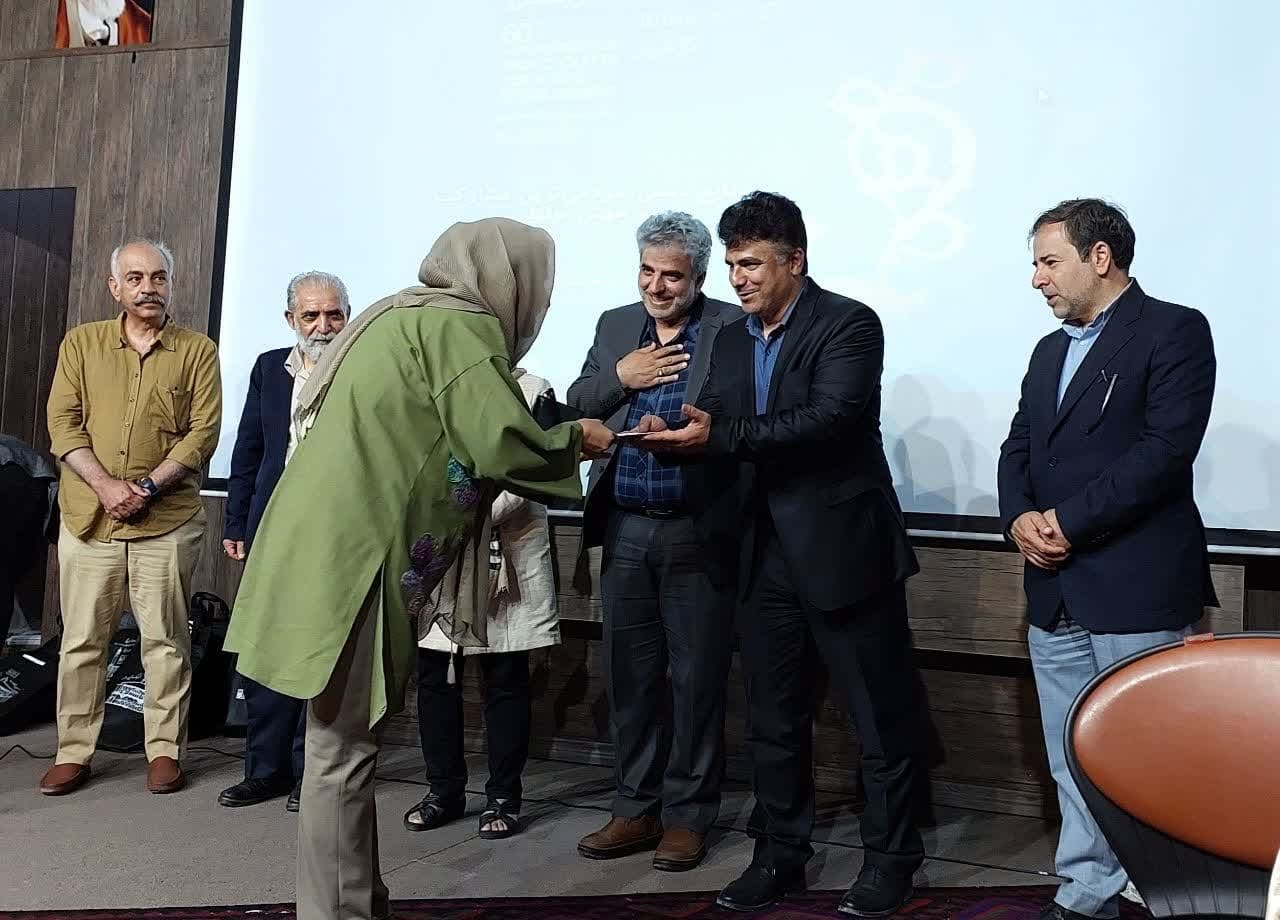اعطای کارت شناسایی هنرمندی به هنرمندان صنایع‌ دستی قزوین 