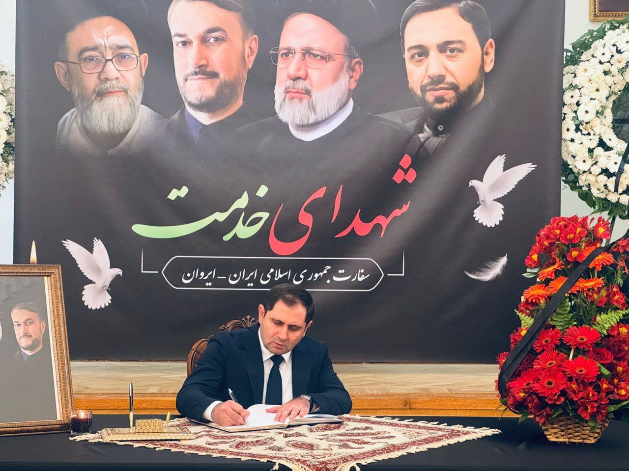 امضای دفتر یادبود شهدای خدمت توسط رئیس‌جمهور و دیگر مقانمات ارمنستان