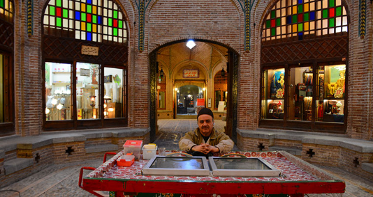 بناهای تاریخی را با کمک بخش خصوصی احیا و صیانت می کنیم بناهای تاریخی را با کمک بخش خصوصی احیا و صیانت می کنیم