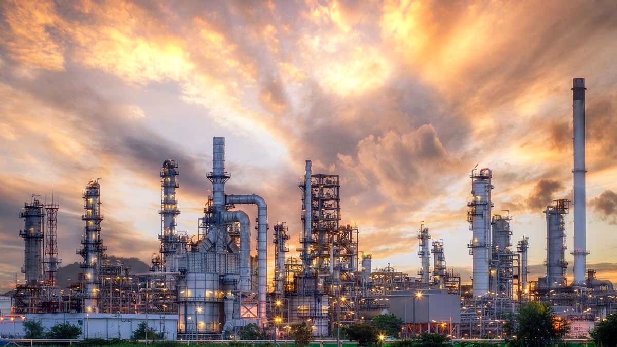 مرادی: دولت چهاردهم از کارنامه موفق دولت سیزدهم در زمینه سهامداری در پالایشگاه های فراسرزمینی استفاده کند