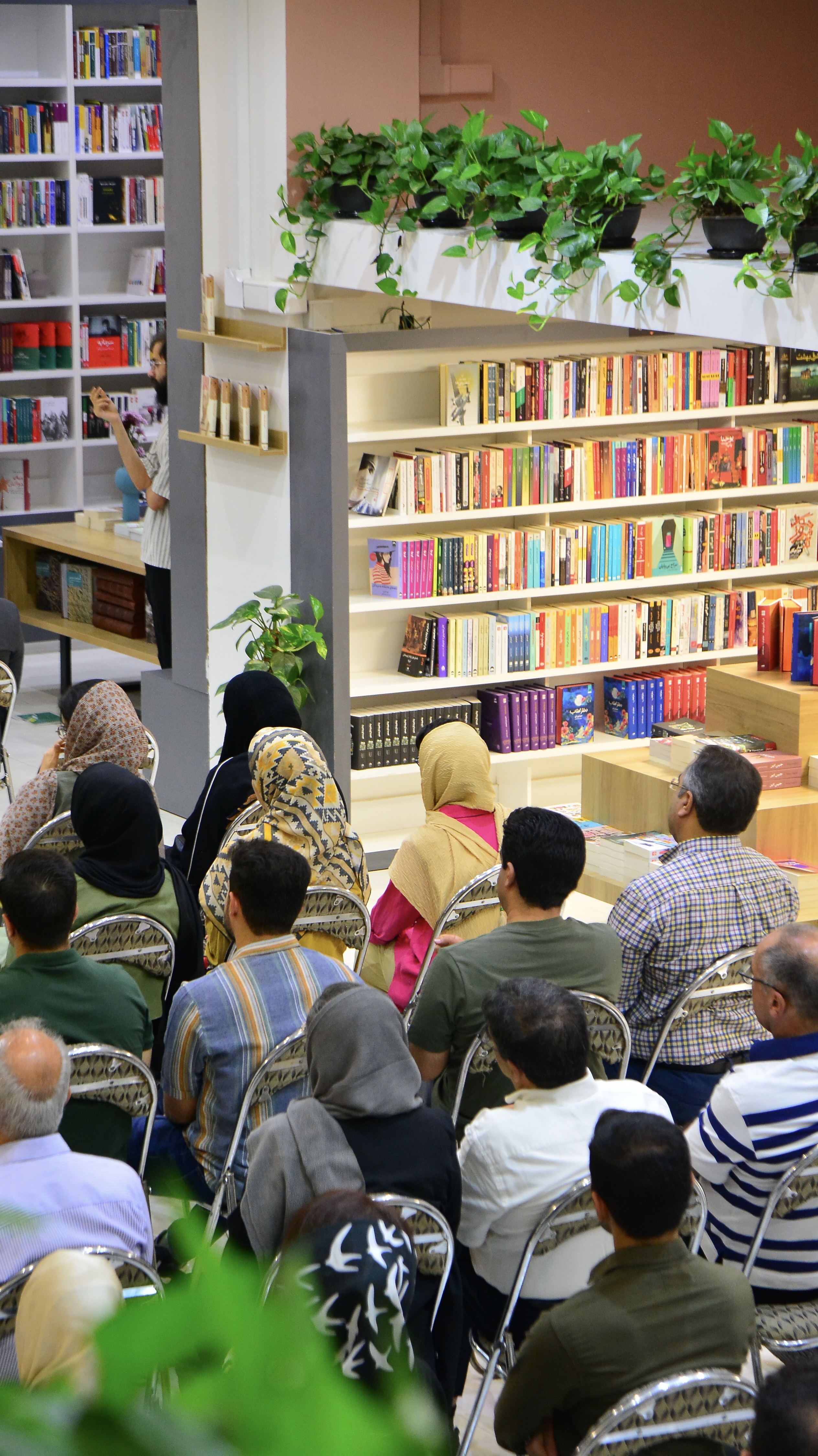 جشن امضا و گفت و گوی دوستانه با امیر علی نبویان در کتاب سرو یزد