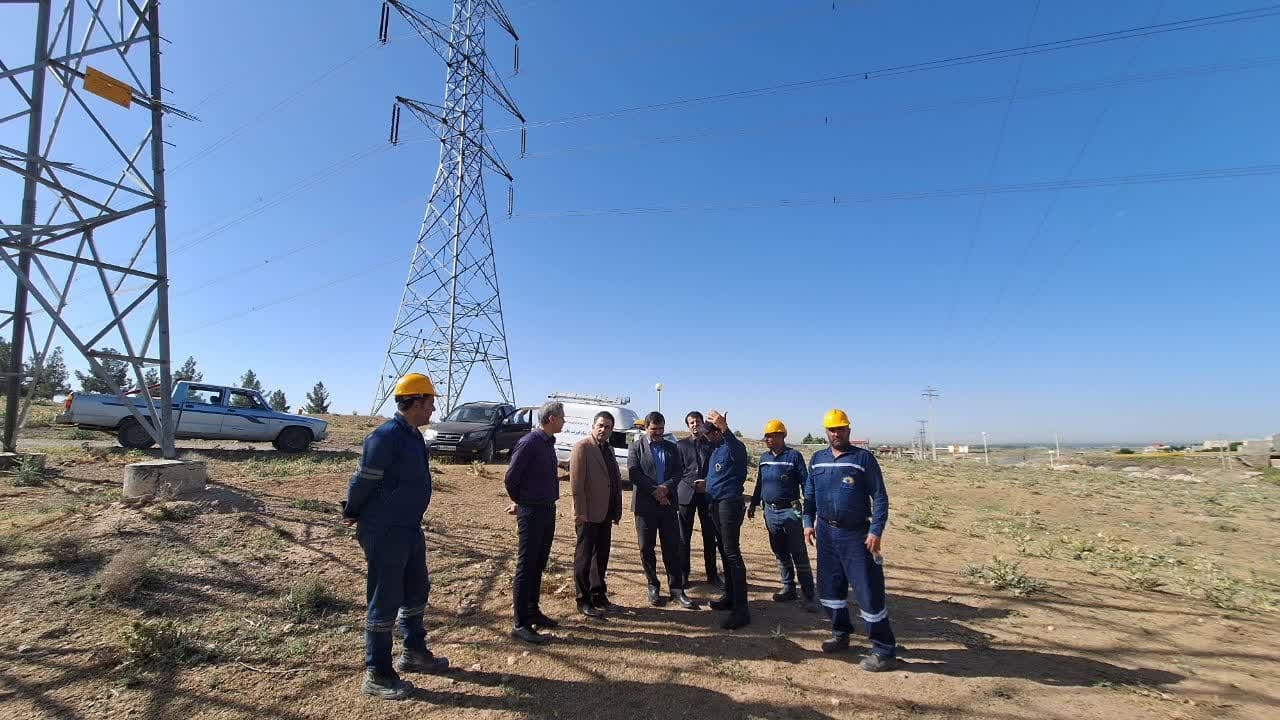 اقدام جهادی تعمیر و بهینه سازی فیدر ۲۰ کیلو ولت اباذر قزوین انجام شد