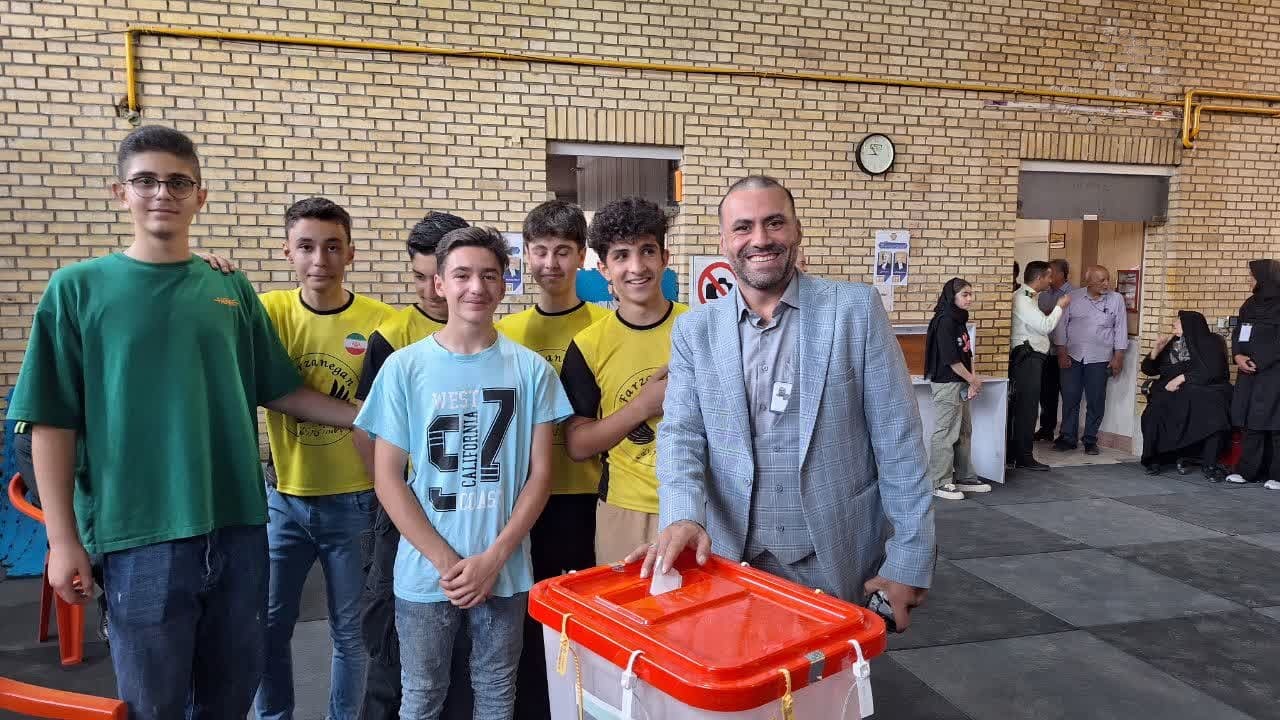 استاندار قزوین رای خود را به صندوق انداخت