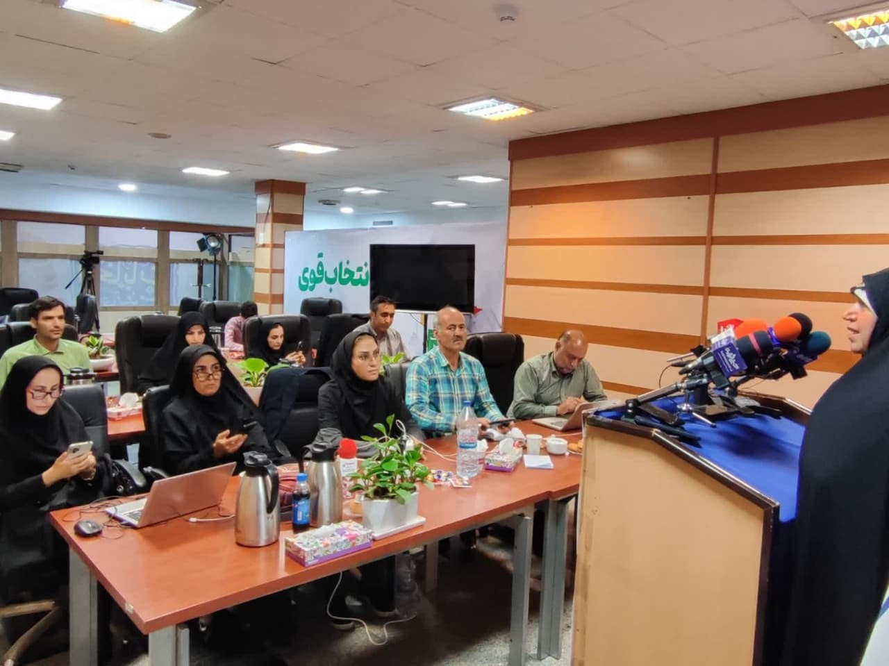 منتخب مردم با معرفی کابینه قوی و کارآمد باید به مطالبات مردم پاسخگو باشد منتخب مردم با معرفی کابینه قوی و کارآمد باید به مطالبات مردم پاسخگو باشد