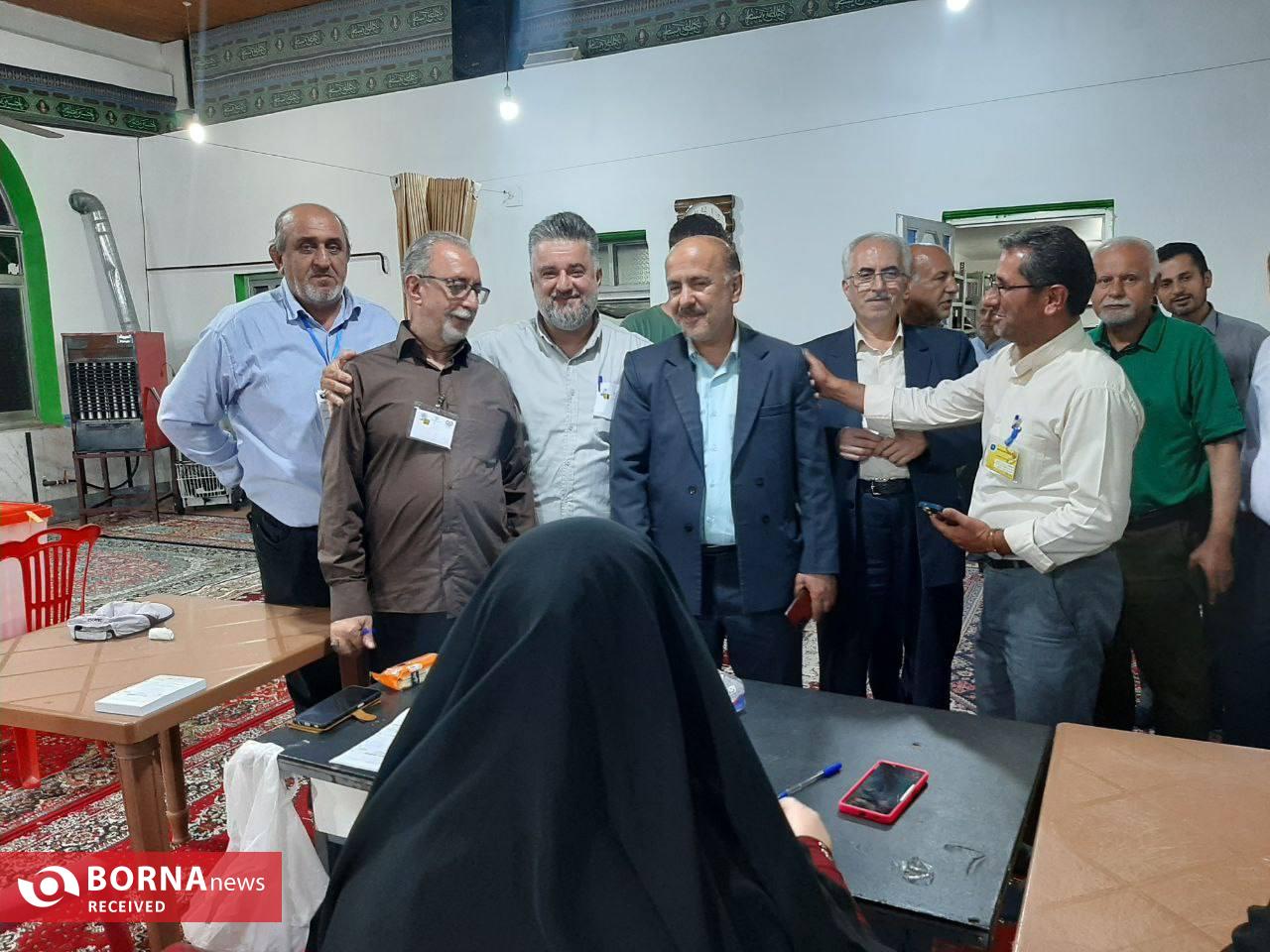 سلمان زارع نماینده مردم لاهیجان رای خود را به صندوق رای انداخت سلمان زارع نماینده مردم لاهیجان رای خود را به صندوق رای انداخت