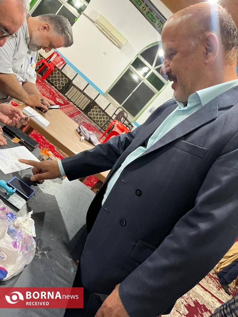 سلمان زارع نماینده مردم لاهیجان رای خود را به صندوق رای انداخت سلمان زارع نماینده مردم لاهیجان رای خود را به صندوق رای انداخت