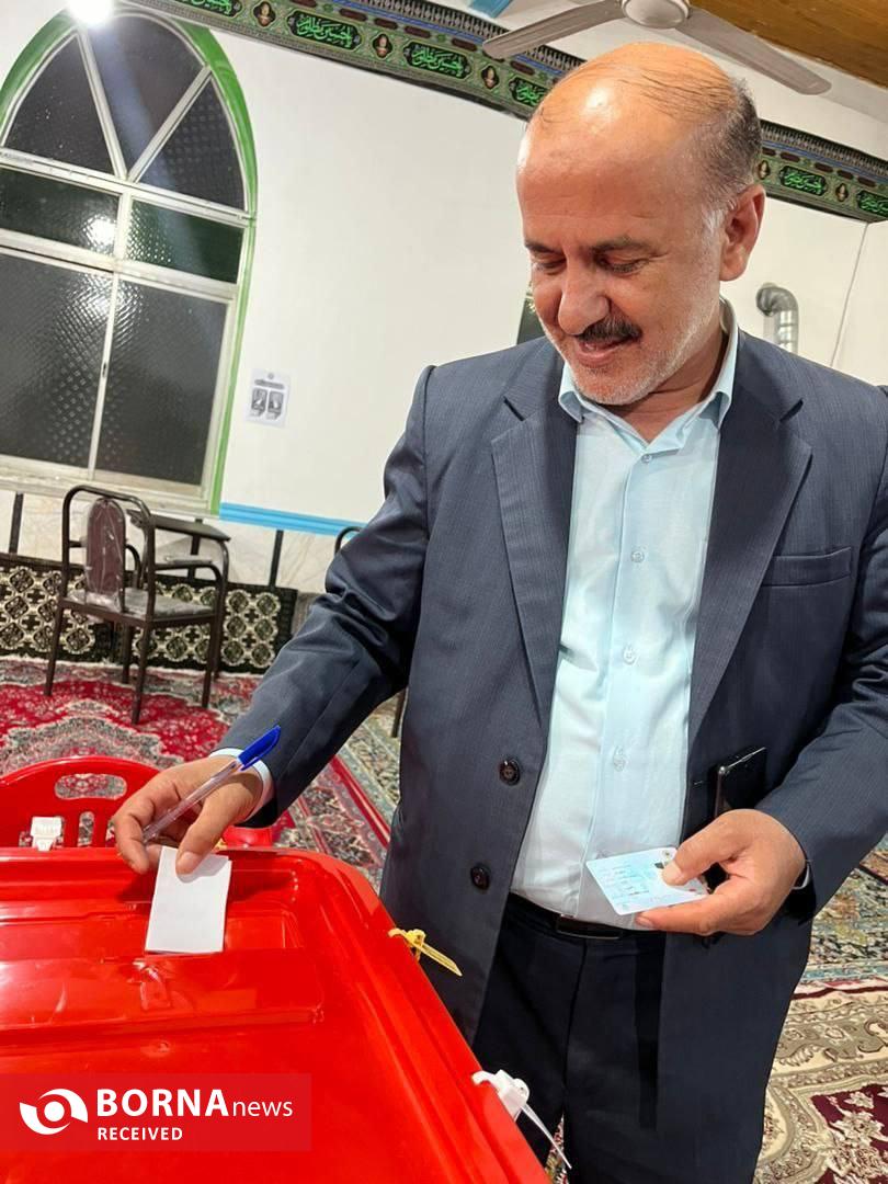 سلمان زارع نماینده مردم لاهیجان رای خود را به صندوق رای انداخت سلمان زارع نماینده مردم لاهیجان رای خود را به صندوق رای انداخت