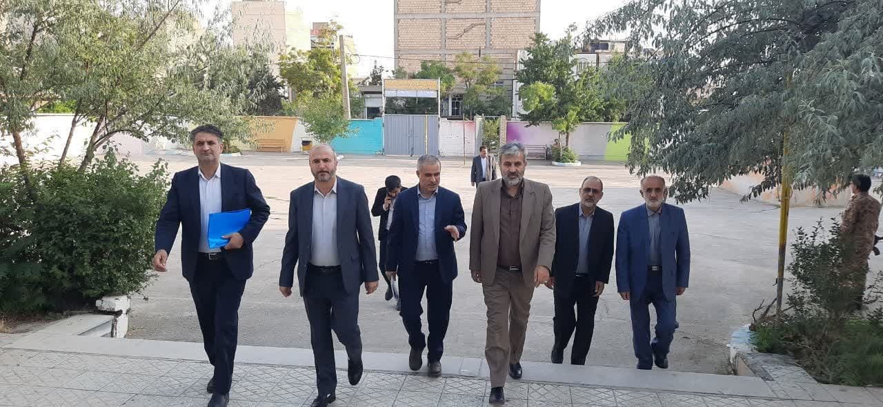 بازدید فرماندار آبیک از شعب اخذ رای 