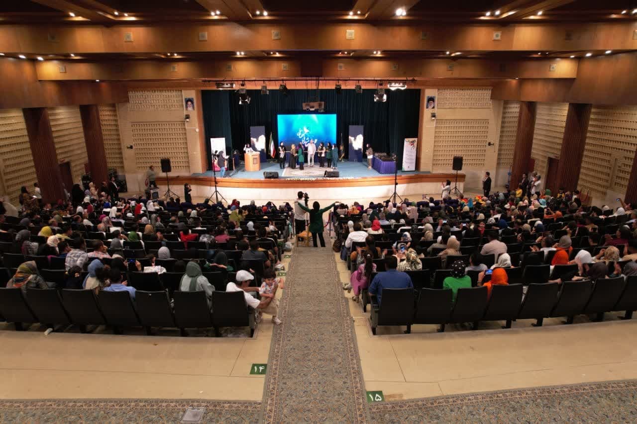 سومین جشنواره سیمرغ سخن با معرفی برترین ها به کار خود در قزوین پایان داد سومین جشنواره سیمرغ سخن با معرفی برترین ها به کار خود در قزوین پایان داد