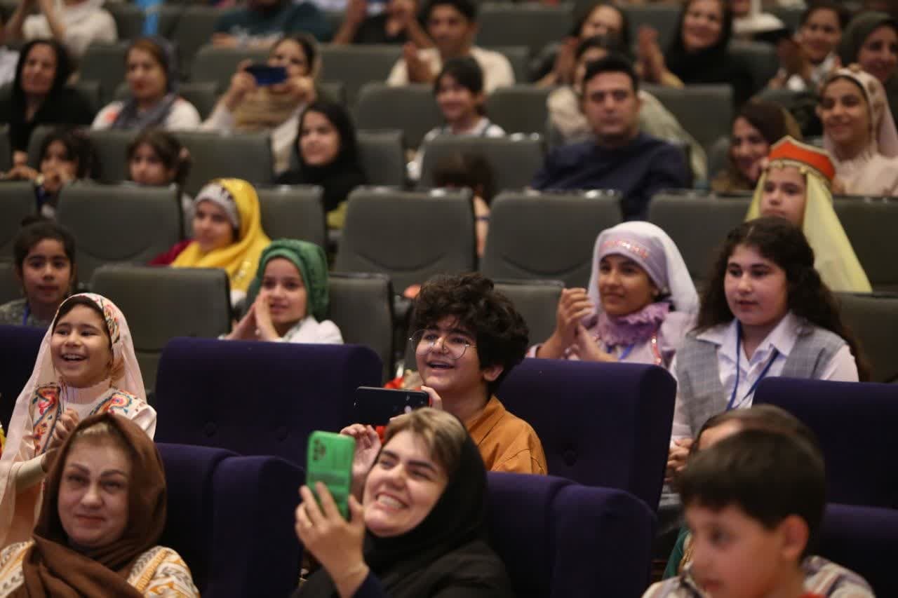 سومین جشنواره سیمرغ سخن با معرفی برترین ها به کار خود در قزوین پایان داد سومین جشنواره سیمرغ سخن با معرفی برترین ها به کار خود در قزوین پایان داد