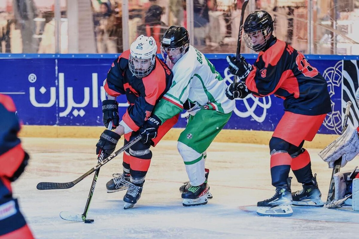 پیروزی تیم ملی هاکی روی یخ بزرگسالان مقابل جوانان در دیدار تدارکاتی