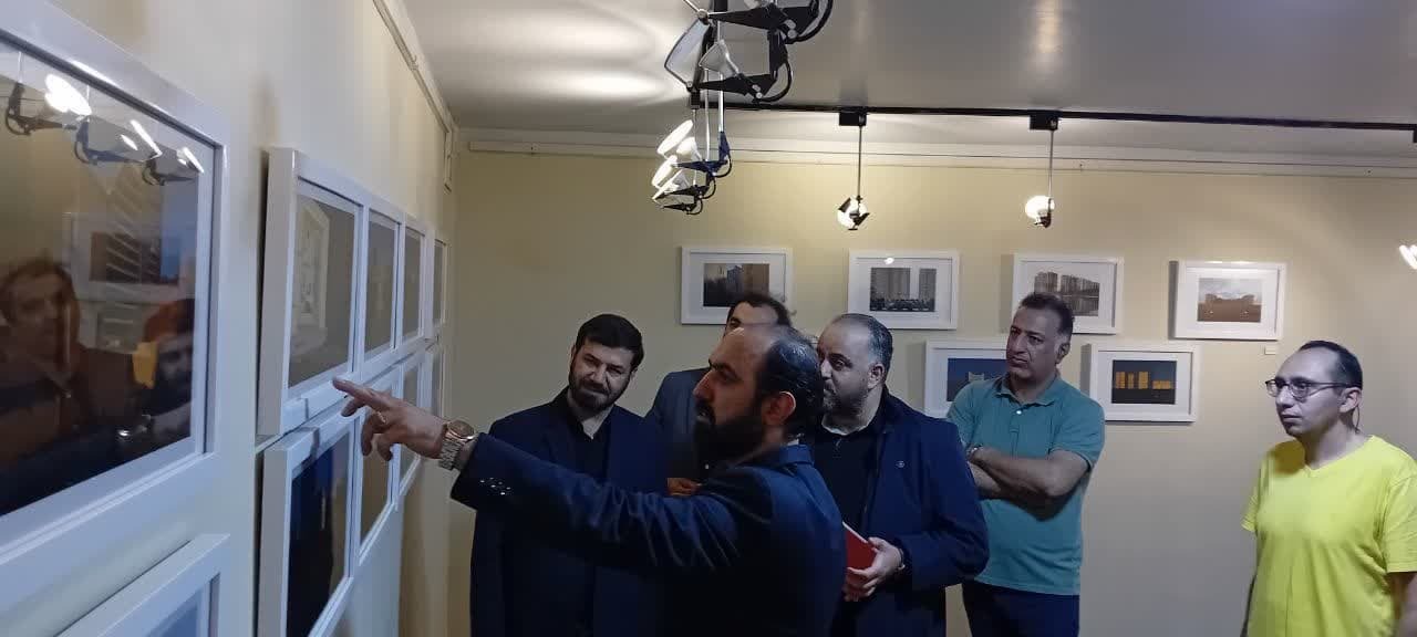 رئیس شورای اسلامی شهر قزوین از نمایشگاه عکس «دگردیسی»بازدید کرد