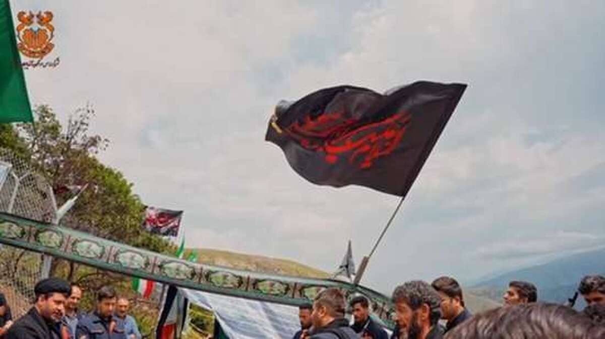 نصب پرچم عزای حسینی در معراج شهدای خدمت