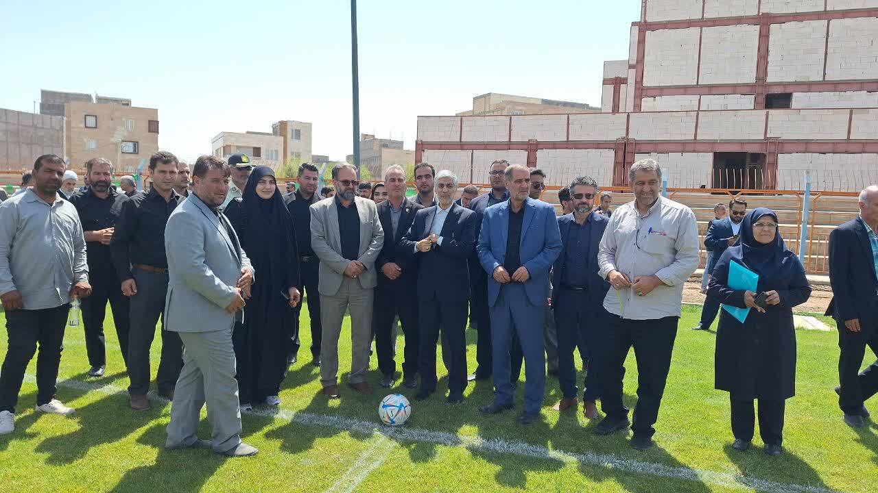 وزیر ورزش زمین چمن فوتبال در بویین زهرا را افتتاح کرد 