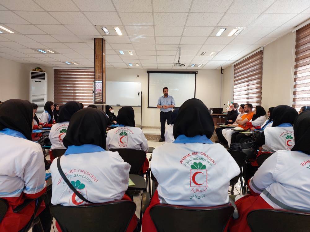 جمعی از جوانان هلال احمر از نیروگاه شهیدرجایی بازدید کردند