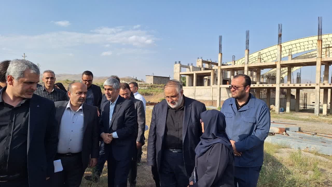 وزیر ورزش و جوانان از سالن سرپوشیده نیمه تمام شش هزار نفری بازدید کرد وزیر ورزش و جوانان از سالن سرپوشیده نیمه تمام شش هزار نفری بازدید کرد