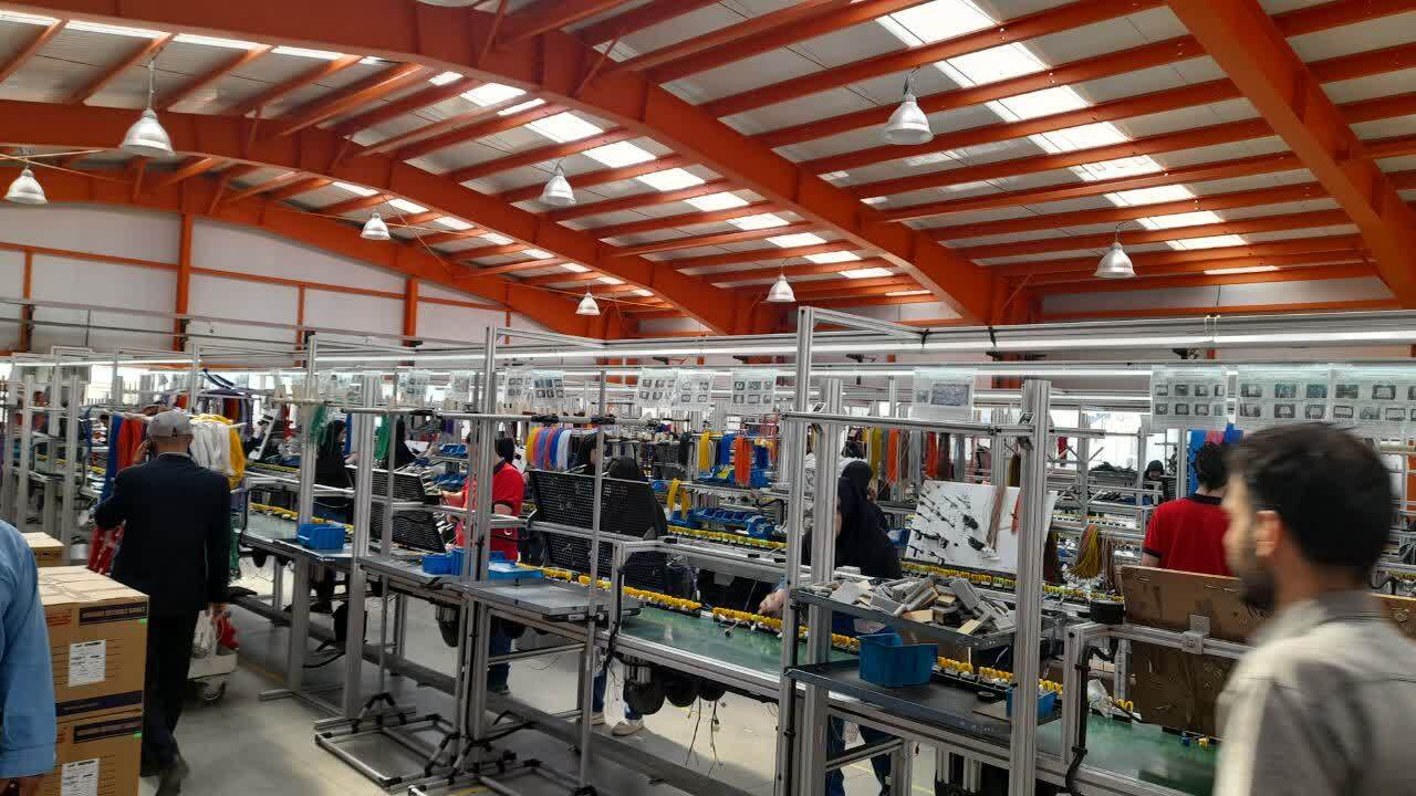 قائم مقام وزیر صمت در امور بازرگانی از یک واحد تولید قطعات الکترونیکی بازدید کرد