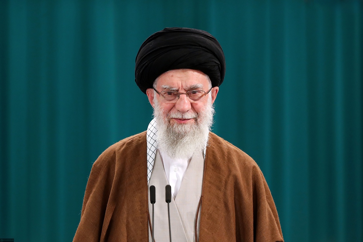 رهبر انقلاب: قوام جمهوری اسلامی به حضور مردم در انتخابات است