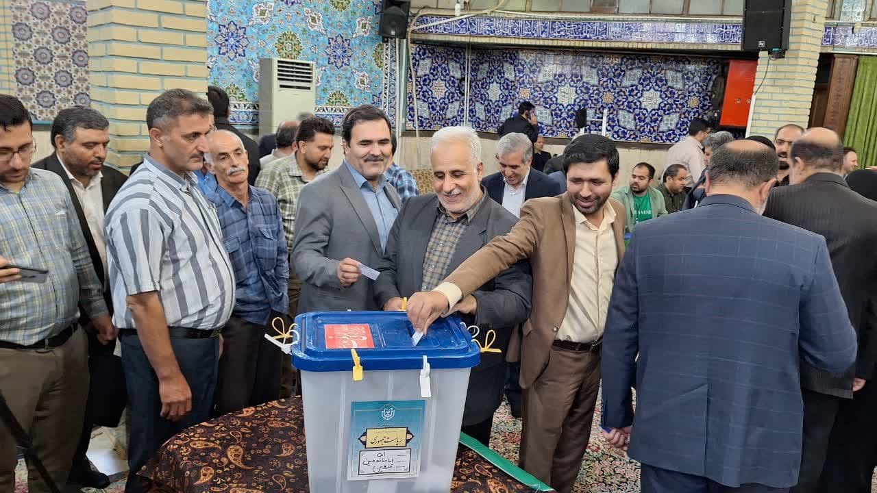 استاندار قزوین رای خود را به صندوق انداخت 