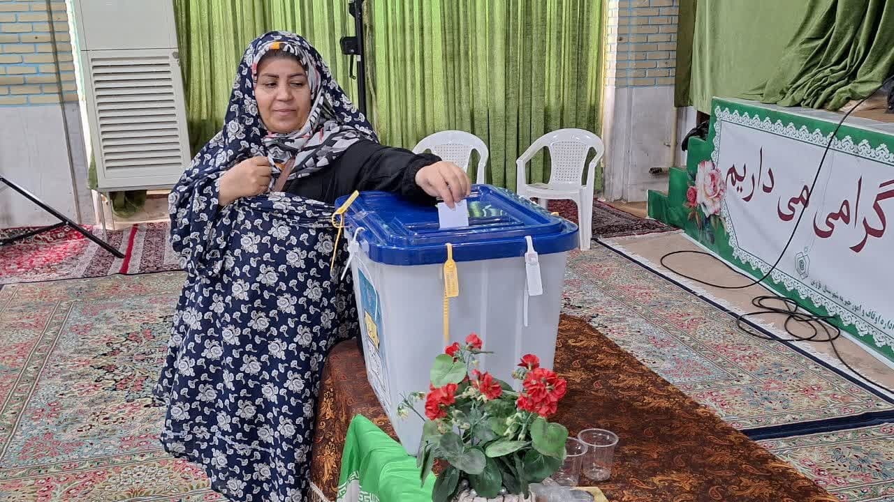 استاندار قزوین رای خود را به صندوق انداخت 