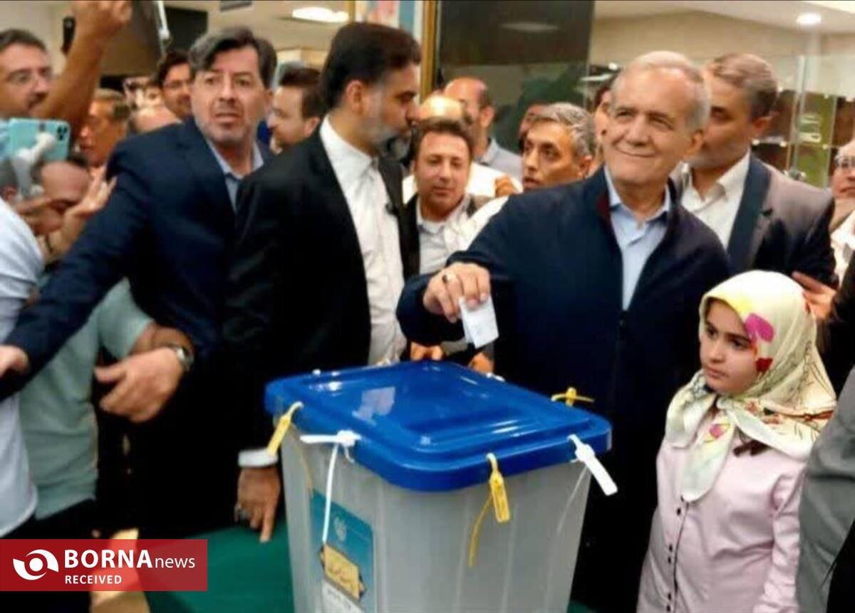 پزشکیان نامزد انتخابات ریاست جمهوری  رای خود را به صندوق انداخت