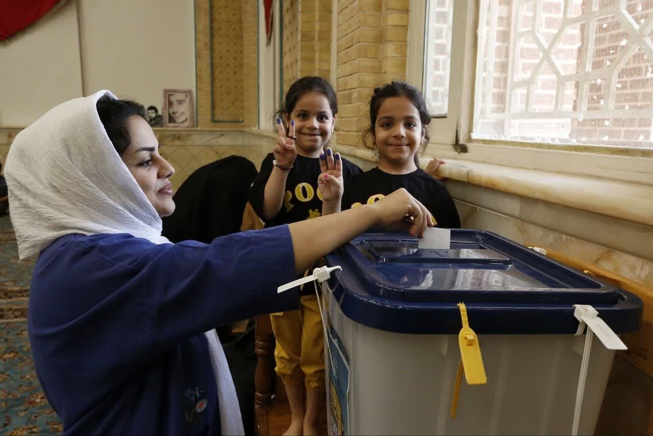 رئیس جمهور منتخب مردم در مسیر اعتلای کشور گام بردارد