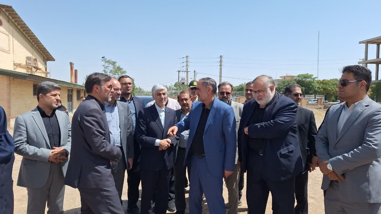 زمین چمن مصنوعی دانسفهان با دستور وز یر ورزش ساخته می شود