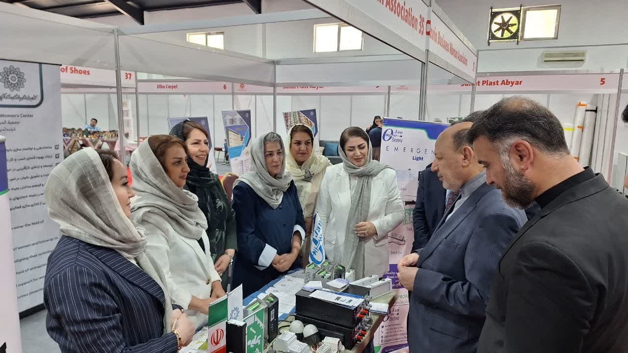 افزایش صادرات به کشورهای همسایه در اولویت برنامه های وزارت صمت است افزایش صادرات به کشورهای همسایه در اولویت برنامه های وزارت صمت است