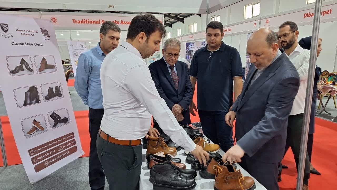 افزایش صادرات به کشورهای همسایه در اولویت برنامه های وزارت صمت است افزایش صادرات به کشورهای همسایه در اولویت برنامه های وزارت صمت است