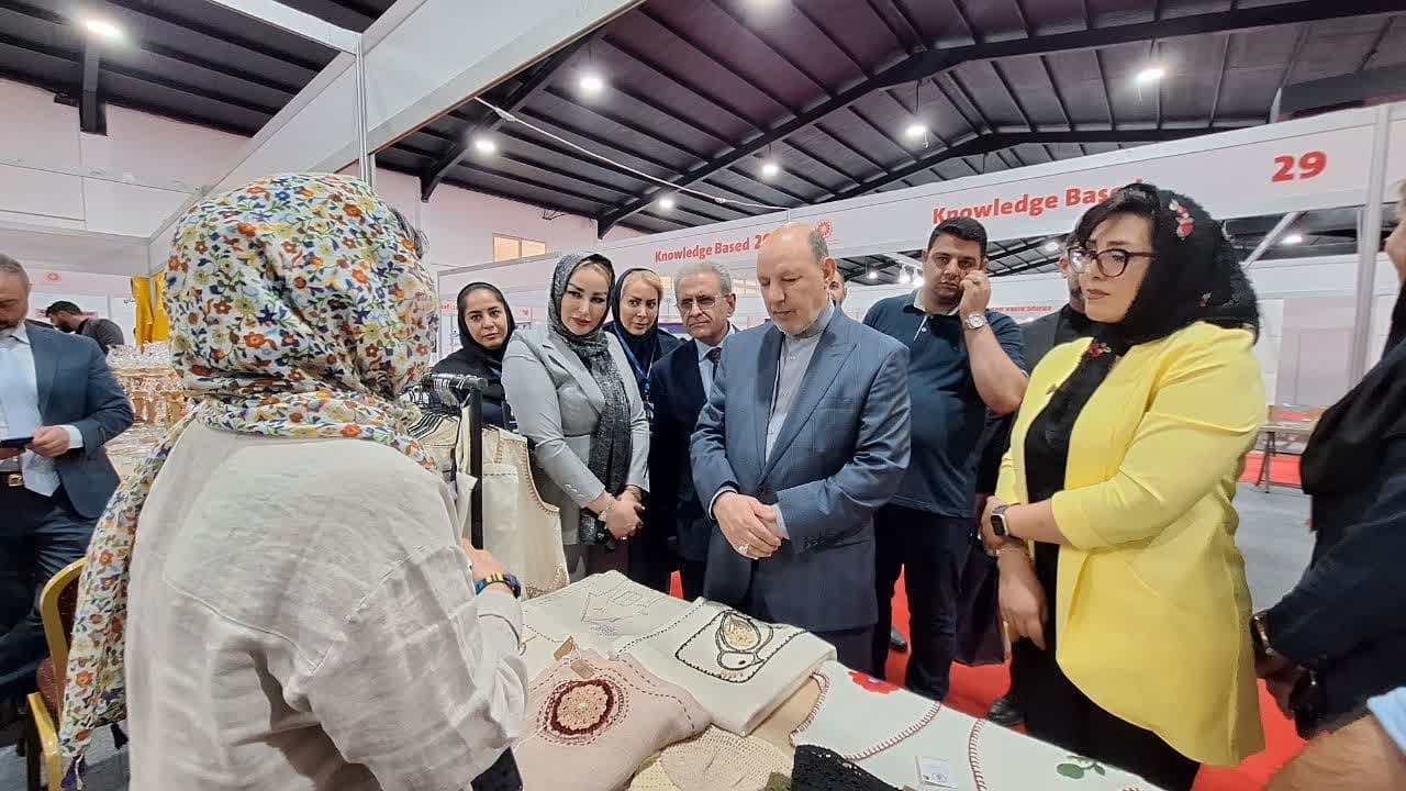 افزایش صادرات به کشورهای همسایه در اولویت برنامه های وزارت صمت است افزایش صادرات به کشورهای همسایه در اولویت برنامه های وزارت صمت است