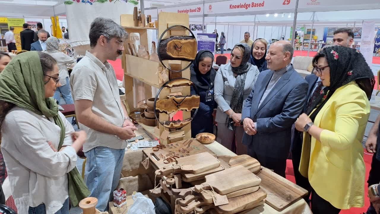 نمایشگاههای خارج از کشور بهترین فرصت برای معرفی توانمندی و محصولات هنرمندان است