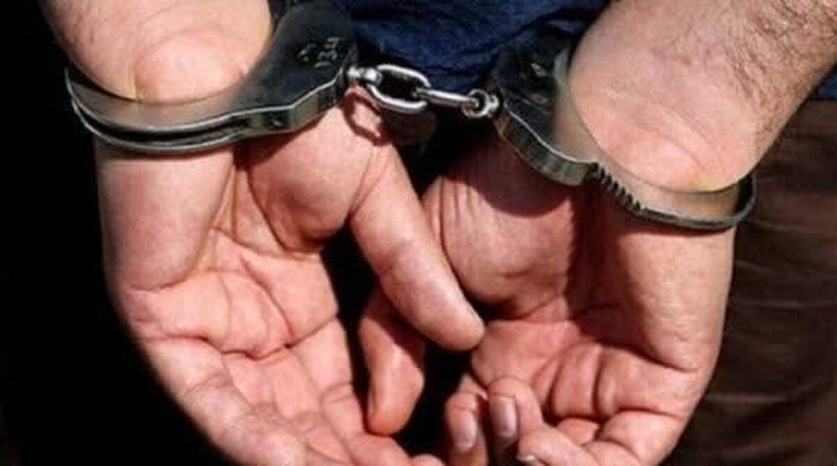 دستبند پلیس بر دستان قاتل فراری