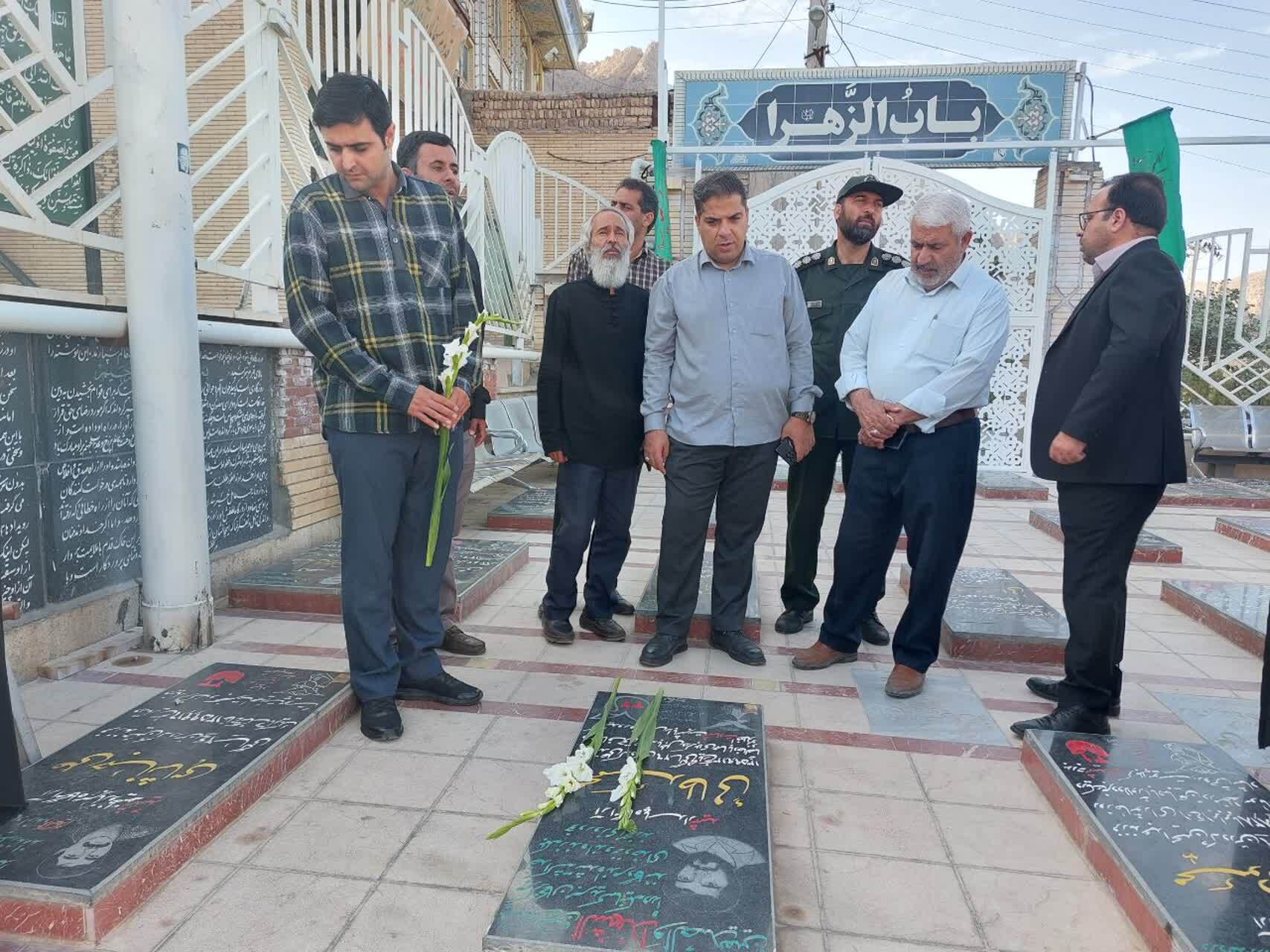 ادای احترام مدیران خبرگزاریها به مقام شامخ سردار سلیمانی ادای احترام مدیران خبرگزاریها به مقام شامخ سردار سلیمانی