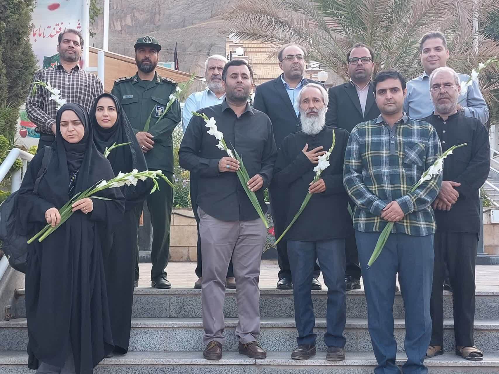 ادای احترام مدیران خبرگزاریها به مقام شامخ سردار سلیمانی ادای احترام مدیران خبرگزاریها به مقام شامخ سردار سلیمانی