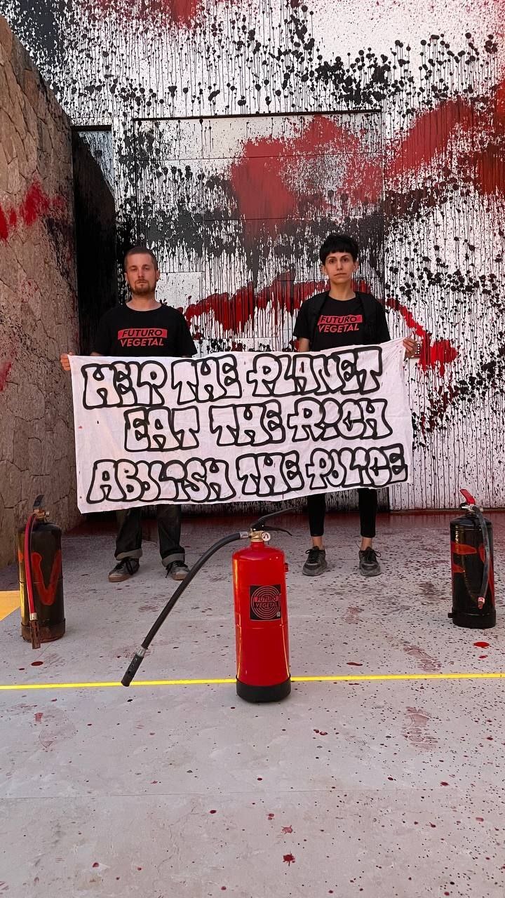 حمله فعالان محیط زیست به ویلای 11میلیون یورویی لیونل مسی +عکس حمله فعالان محیط زیست به ویلای 11میلیون یورویی لیونل مسی +عکس