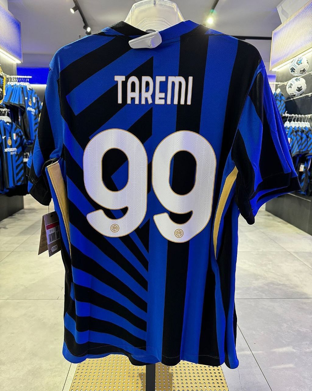 پیراهن مهدی طاری در معرض فروش قرار گرفت + عکس