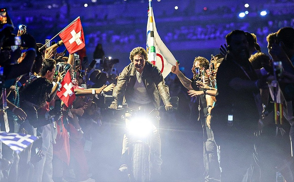 بدلکاری شگفتانگیز تام کروز در اختتامیه المپیک پاریس بدلکاری شگفتانگیز تام کروز در اختتامیه المپیک پاریس