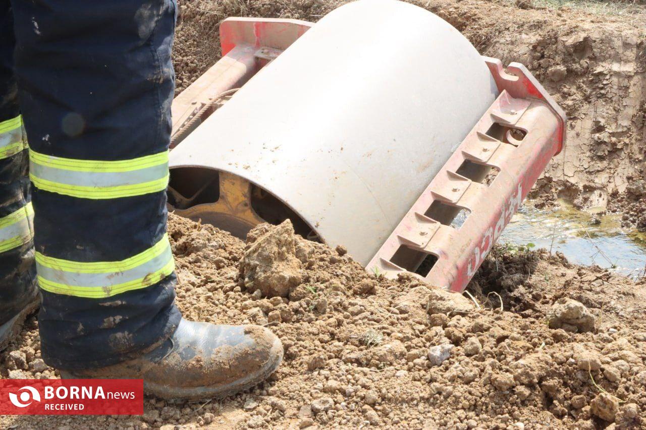 سقوط و واژگونی غلتک در حین کار + عکس