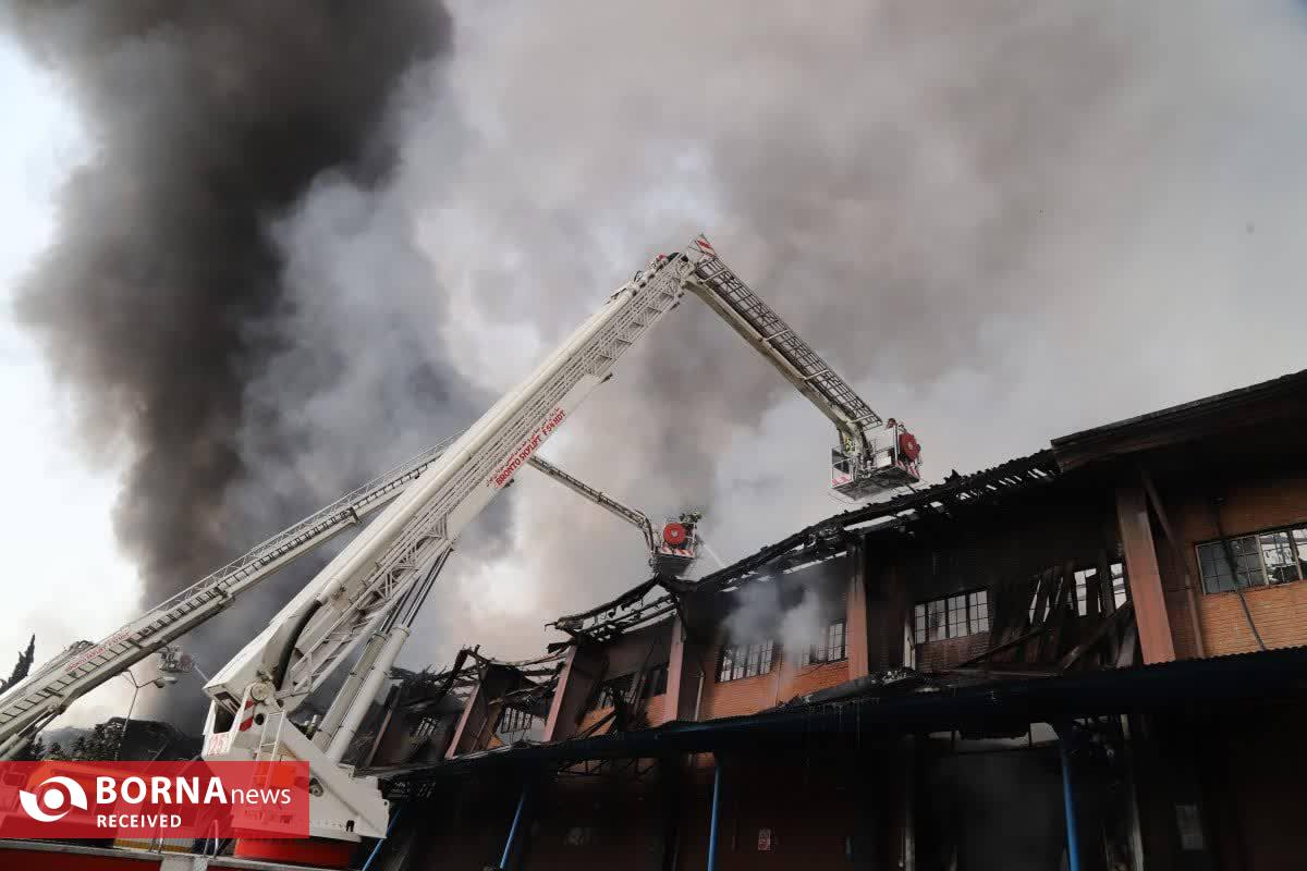 تلاش نفس گیر آتش نشانان 12 ایستگاه برای مهار آتش در سوله 5 هزار متری در غرب تهران تلاش نفس گیر آتش نشانان 12 ایستگاه برای مهار آتش در سوله 5 هزار متری در غرب تهران