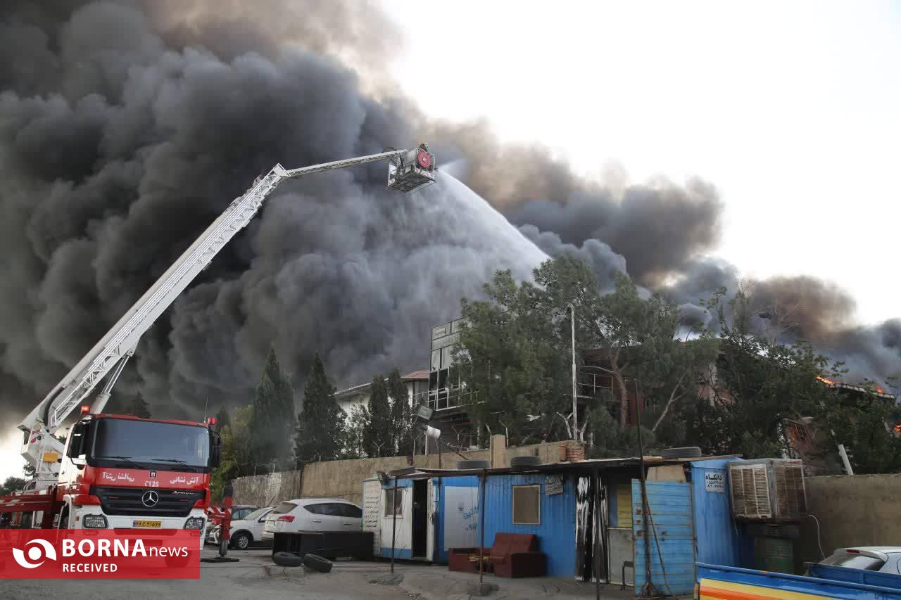 تلاش نفس گیر آتش نشانان 12 ایستگاه برای مهار آتش در سوله 5 هزار متری در غرب تهران تلاش نفس گیر آتش نشانان 12 ایستگاه برای مهار آتش در سوله 5 هزار متری در غرب تهران