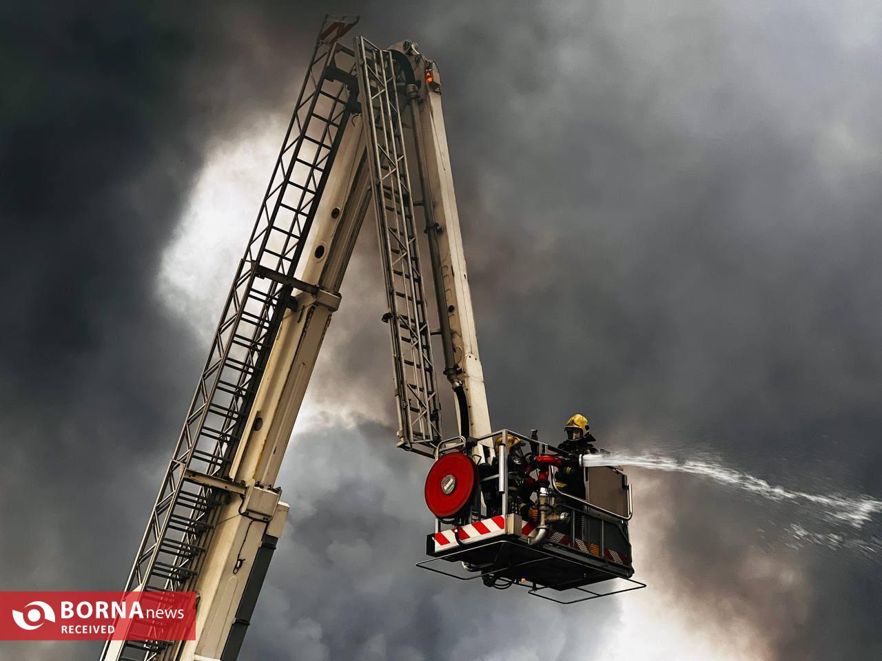 تلاش نفس گیر آتش نشانان 12 ایستگاه برای مهار آتش در سوله 5 هزار متری در غرب تهران تلاش نفس گیر آتش نشانان 12 ایستگاه برای مهار آتش در سوله 5 هزار متری در غرب تهران