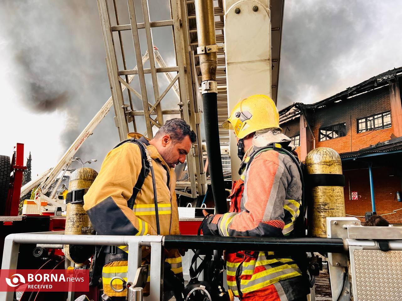 تلاش نفس گیر آتش نشانان 12 ایستگاه برای مهار آتش در سوله 5 هزار متری در غرب تهران تلاش نفس گیر آتش نشانان 12 ایستگاه برای مهار آتش در سوله 5 هزار متری در غرب تهران