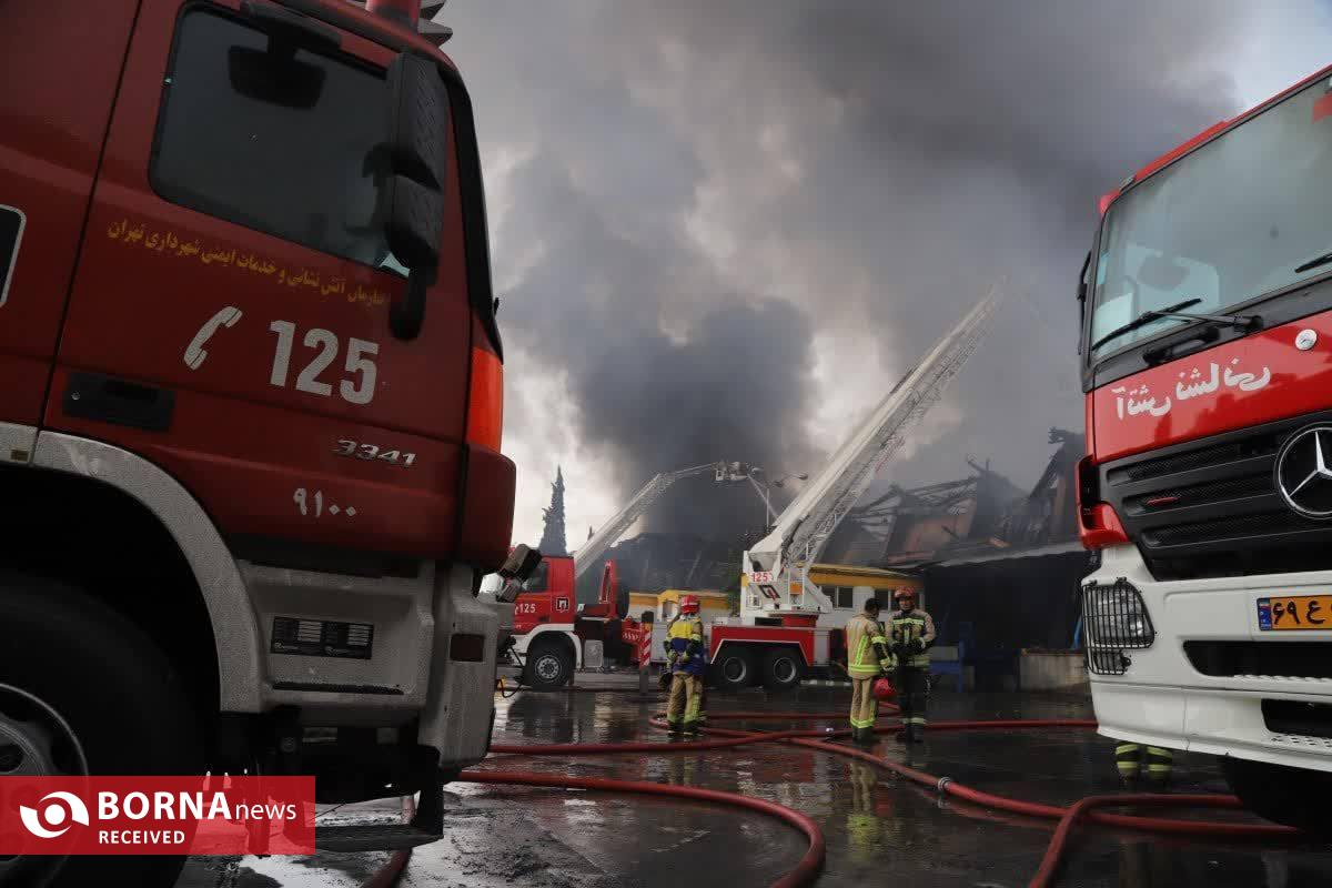 تلاش نفس گیر آتش نشانان 12 ایستگاه برای مهار آتش در سوله 5 هزار متری در غرب تهران تلاش نفس گیر آتش نشانان 12 ایستگاه برای مهار آتش در سوله 5 هزار متری در غرب تهران