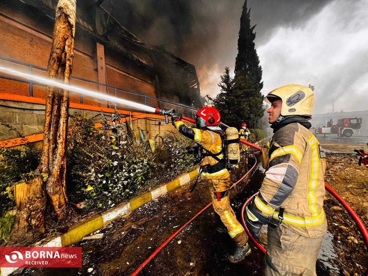 تلاش نفس گیر آتش نشانان 12 ایستگاه برای مهار آتش در سوله 5 هزار متری در غرب تهران تلاش نفس گیر آتش نشانان 12 ایستگاه برای مهار آتش در سوله 5 هزار متری در غرب تهران