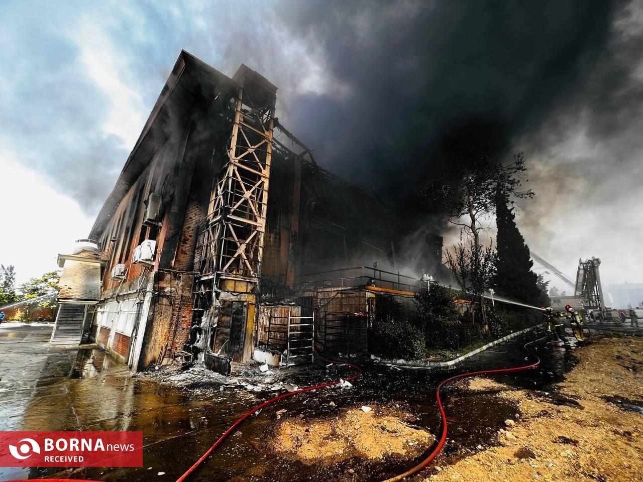 تلاش نفس گیر آتش نشانان 12 ایستگاه برای مهار آتش در سوله 5 هزار متری در غرب تهران تلاش نفس گیر آتش نشانان 12 ایستگاه برای مهار آتش در سوله 5 هزار متری در غرب تهران