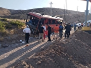 خروج اتوبوس از جاده ۱۵ مصدوم بر جای گذاشت