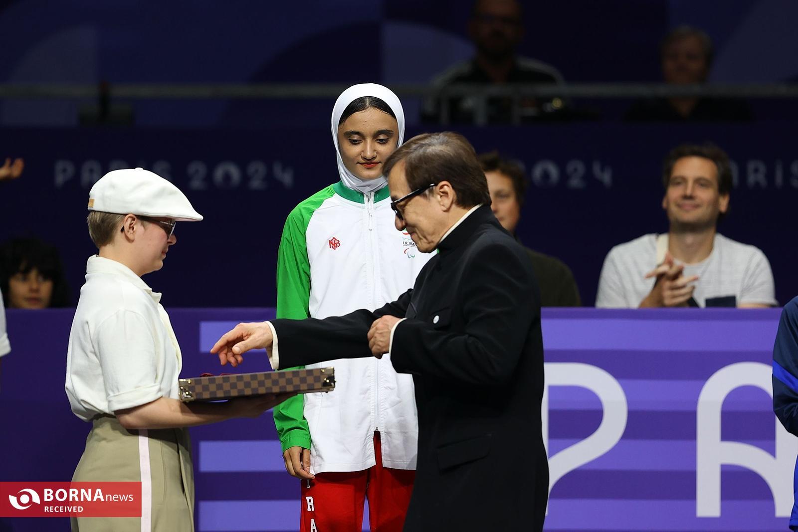 پارالمپیک ۲۰۲۴ پاریس/ لحظه اهدای مدال به رحیمی توسط جکی چان