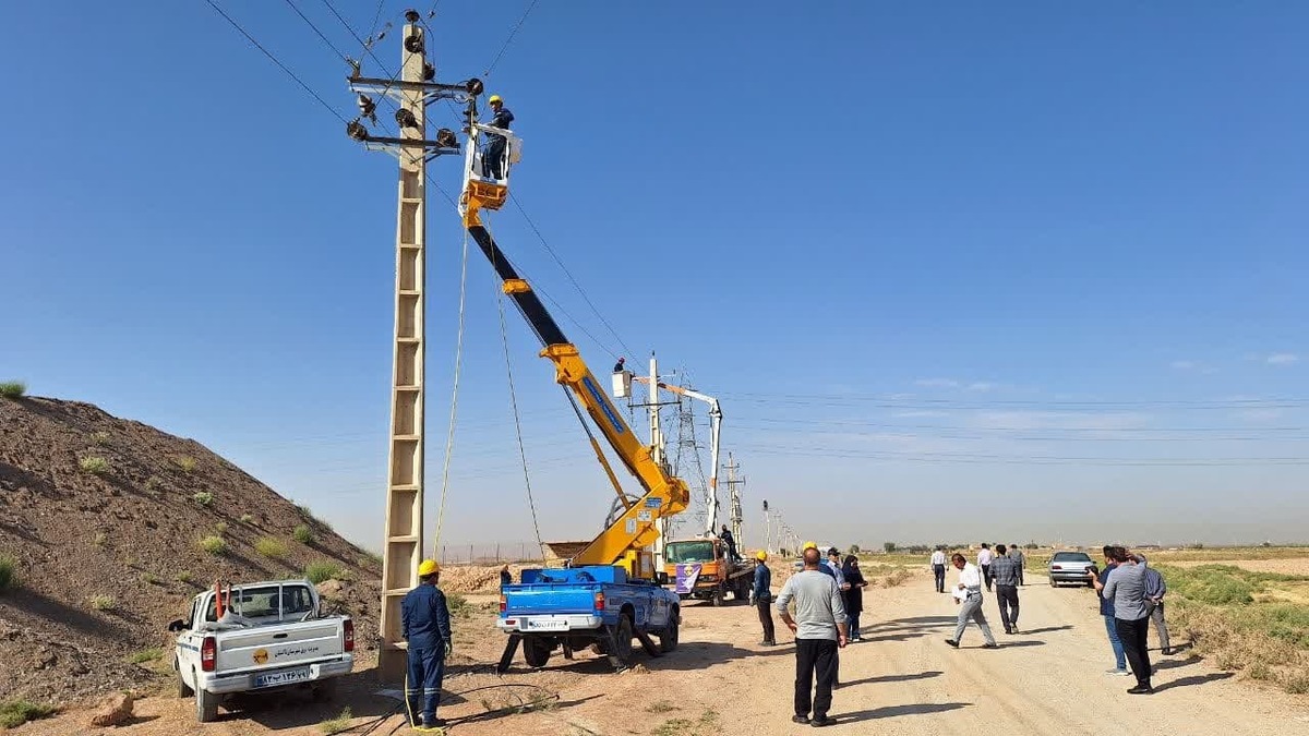 اقدام جهادی اصلاح و بهینه سازی فیدر ۲۰ کیلو ولت کوره ملی در شهر شال آغاز شد 