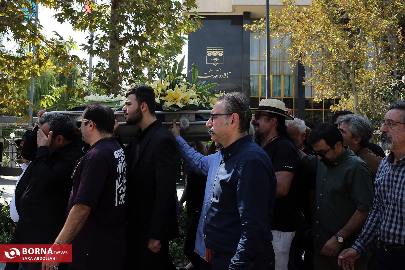 پیکر پری صابری تشییع شد/ هنرمندی که ادبیات و موسیقی را در نمایش به اوج رساند پیکر پری صابری تشییع شد/ هنرمندی که ادبیات و موسیقی را در نمایش به اوج رساند